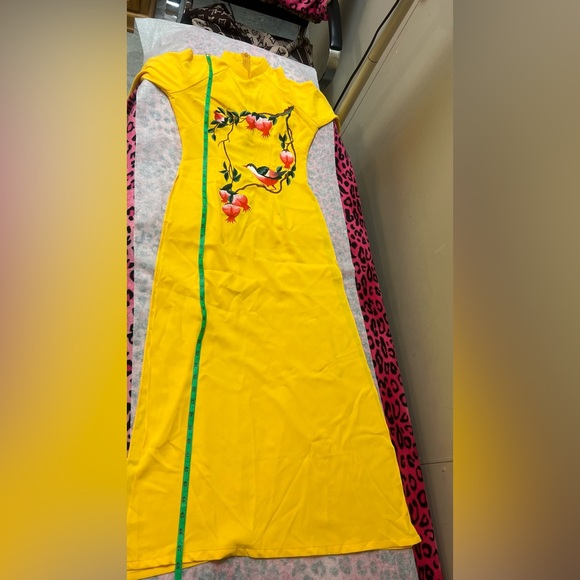 Vietnamese Ao Dai Yellow , comes with green pants.SZ S. In excellent condition. - Picture 4 of 12